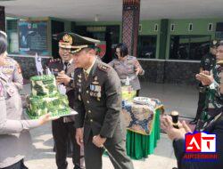 Di Hut TNI ke-78, Kapolres Tator Beri Kue Ultah Ke Dandim 1414