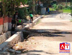 Potret Warga Kecamatan Sangalangi’ Menyiram Air Ke Jalan Akibat Jalan Berdebu