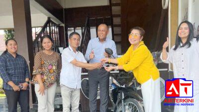 Istri Pimpinan PT. Malea Nurliah Sumbang Satu Unit Motor untuk Hadiah Festival TLF di BPS Getor