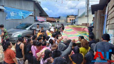 VDB Bagikan 1,5 Ton Beras untuk Korban Banjir di Makale