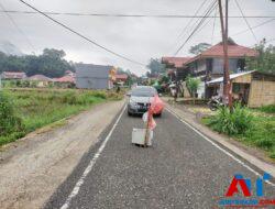 Foto: Jl. Poros Singki’ – Nonongan Utara Dibiarkan Berlubang Hingga Kerap Terjadi Kecelakaan