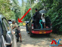 FOTO: Seorang Anggota TNI – AD Tertangkap Camera Wartawan Saat Mengambil Gambar Ibu Hamil Mengalami Pendarahan Diduga Akibat Suara tembakan