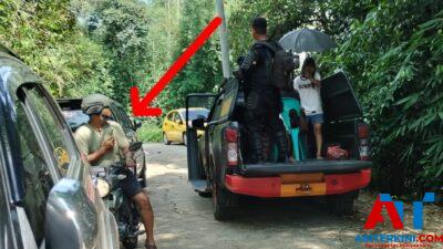 FOTO: Seorang Anggota TNI – AD Tertangkap Camera Wartawan Saat Mengambil Gambar Ibu Hamil Mengalami Pendarahan Diduga Akibat Suara tembakan