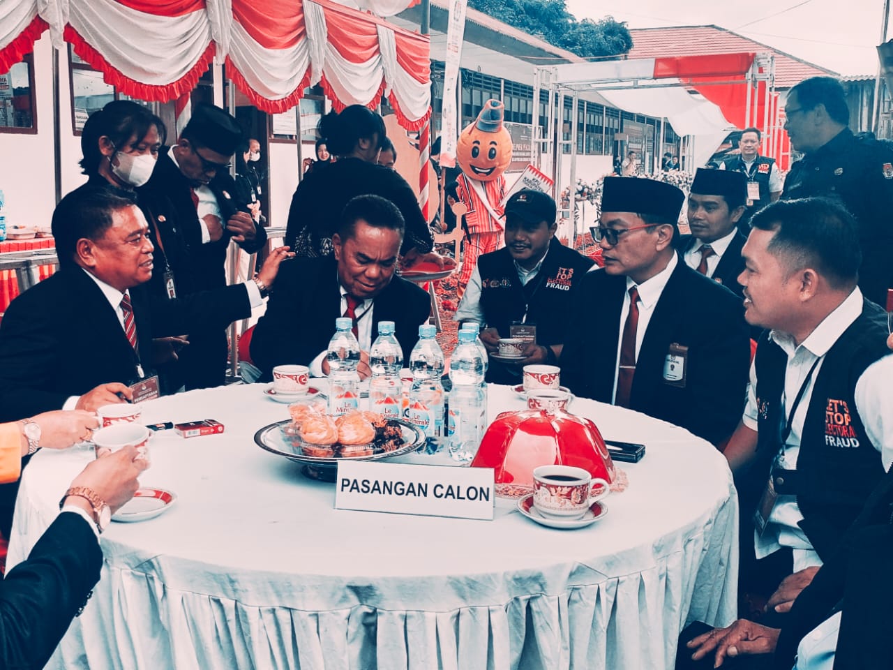 foto ketika pasangan Calon Bupati dan wakil Bupati Toraja Utara Yohanis Bassang dan Marthen Rantetodok duduk satu meja bersama ketua KPU Toraja UtaraJan Heri Pakan dan Ketua Bawaslu Toraja Utara Brikken Linde Botting