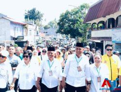 Victor-John Bersama Istri dan massanya Berjalan Kaki Menuju KPU untuk Pencabutan Nomor Urut