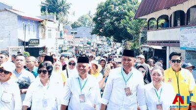Victor-John Bersama Istri dan massanya Berjalan Kaki Menuju KPU untuk Pencabutan Nomor Urut