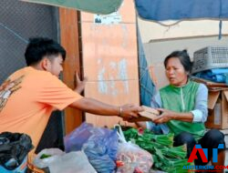 Ultah ke-64, VDB Membagikan Nasi Kotak ke Pedagang dan Panti Asuhan