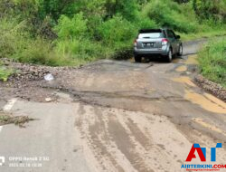 Jalan Makin Hancur Gegara Proyek Ditinggal Kontraktor