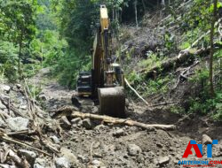 Jalan Umum Tertutup Material Longsor, PT. Malea Kerahkan Sejumlah Alat Berat