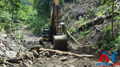 Jalan Umum Tertutup Material Longsor, PT. Malea Kerahkan Sejumlah Alat Berat