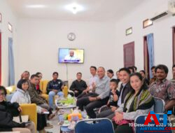 Victor Datuan Batara Berbagi bingkisan Natal untuk Gereja